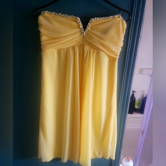 Yellow, strapless,dress.with metal chainstyle trim around the front blossom. - Picture 2 of 2